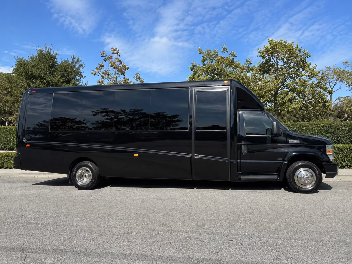 corporate airport transfer buses to laredo international airport